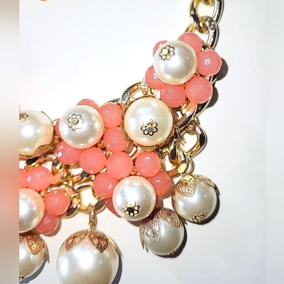 LUCITE CORAL FLOWER & FAUX PEARL STATEMENT NECKLACE - Picture 3 of 7